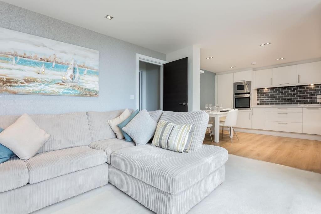 Stunning 2 Bed Apartment, Fabulous Sea View & 2 Minutes To Beach With Parking Bournemouth Exteriör bild