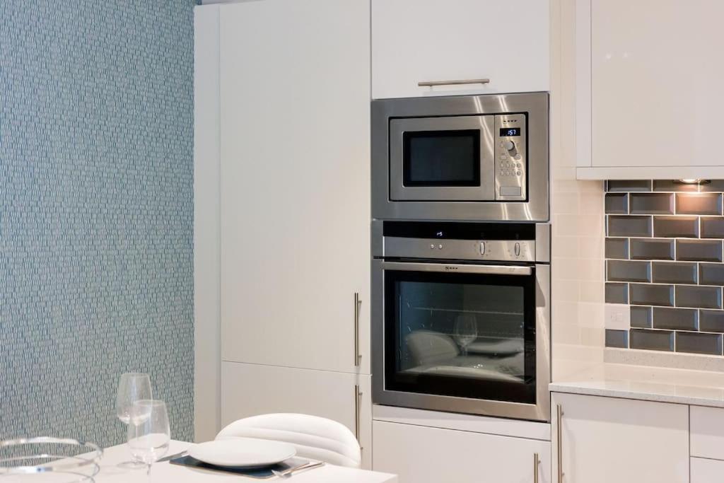 Stunning 2 Bed Apartment, Fabulous Sea View & 2 Minutes To Beach With Parking Bournemouth Exteriör bild