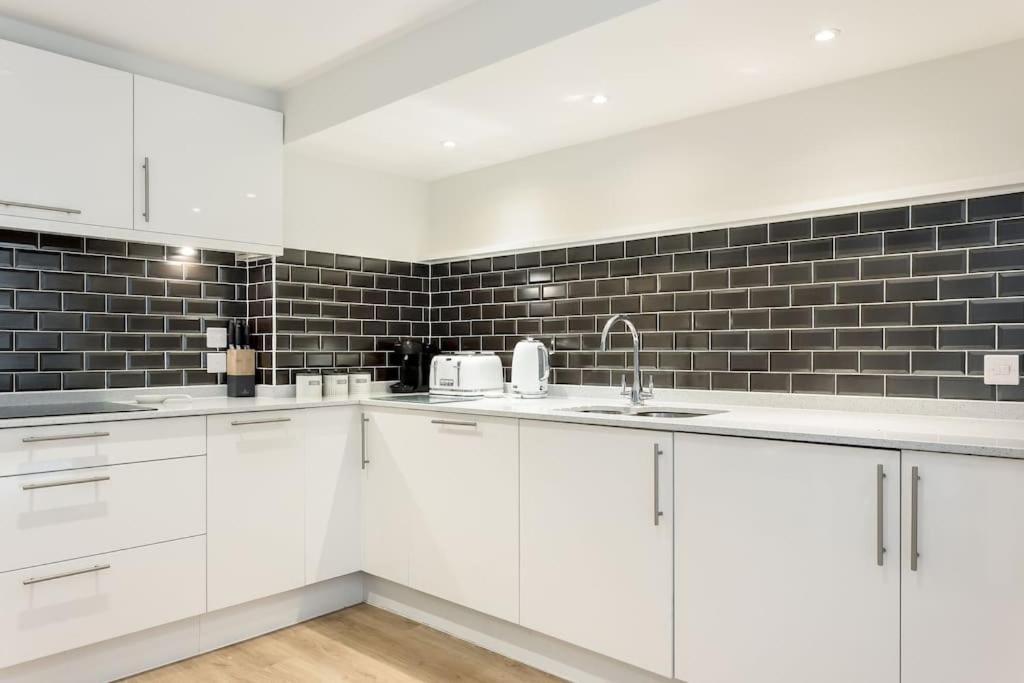 Stunning 2 Bed Apartment, Fabulous Sea View & 2 Minutes To Beach With Parking Bournemouth Exteriör bild
