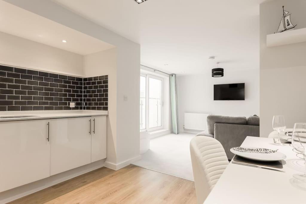 Stunning 2 Bed Apartment, Fabulous Sea View & 2 Minutes To Beach With Parking Bournemouth Exteriör bild