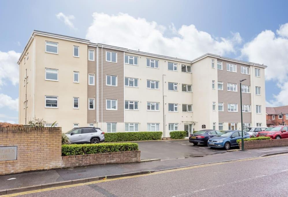Stunning 2 Bed Apartment, Fabulous Sea View & 2 Minutes To Beach With Parking Bournemouth Exteriör bild
