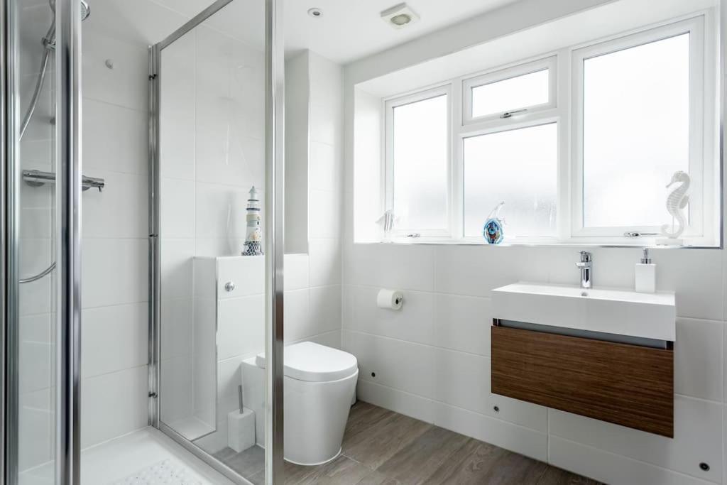 Stunning 2 Bed Apartment, Fabulous Sea View & 2 Minutes To Beach With Parking Bournemouth Exteriör bild