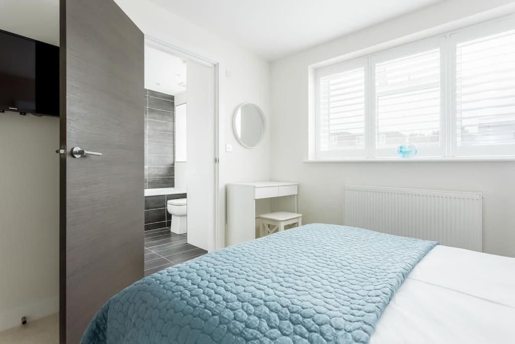 Stunning 2 Bed Apartment, Fabulous Sea View & 2 Minutes To Beach With Parking Bournemouth Exteriör bild