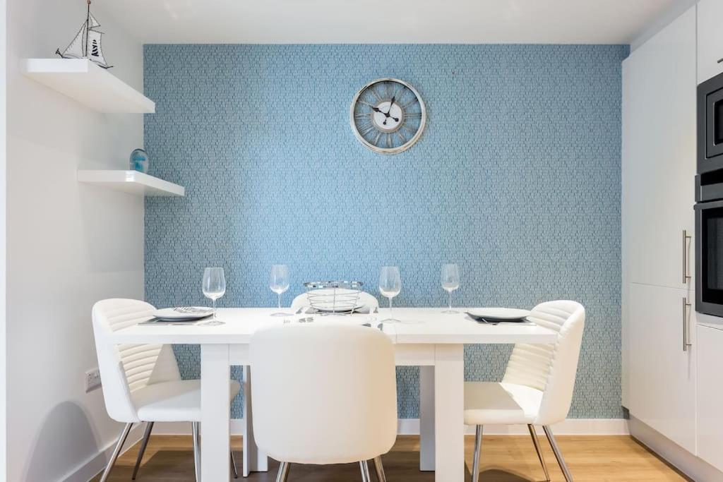 Stunning 2 Bed Apartment, Fabulous Sea View & 2 Minutes To Beach With Parking Bournemouth Exteriör bild