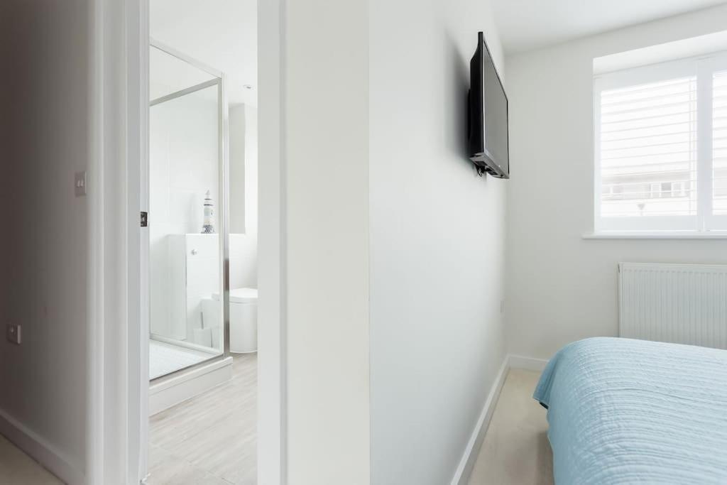 Stunning 2 Bed Apartment, Fabulous Sea View & 2 Minutes To Beach With Parking Bournemouth Exteriör bild