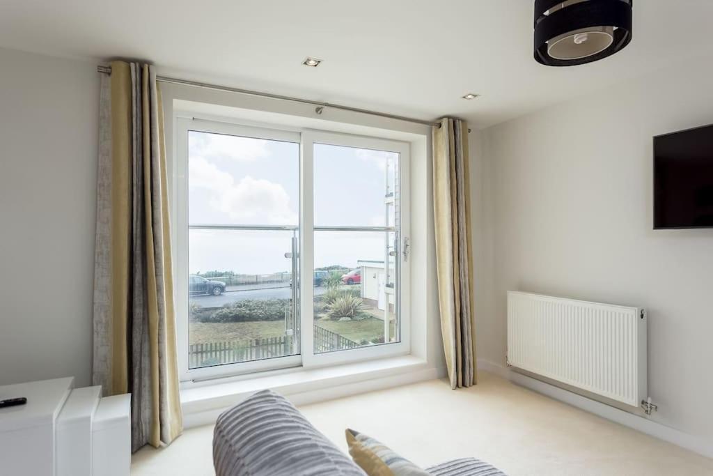 Stunning 2 Bed Apartment, Fabulous Sea View & 2 Minutes To Beach With Parking Bournemouth Exteriör bild