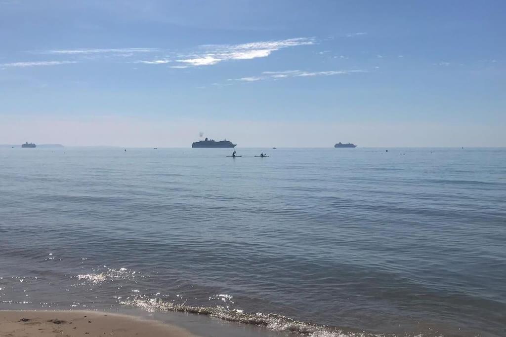 Stunning 2 Bed Apartment, Fabulous Sea View & 2 Minutes To Beach With Parking Bournemouth Exteriör bild